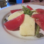 HAVANA CAFE - トマトとモッツァレラチーズのサラダ(\850-)