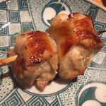 酒と炭焼 おかげさん - だきみはムネ肉と皮を一緒に焼いてあります　皮のパリ感と肉と皮の間の脂が堪らない