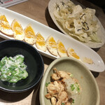 Yakitori Dainingu Itadaki Kokkochan - お通しのオクラとろろと
                        やみつきキャベツ、おつまみたまご、鶏皮ぽん酢。