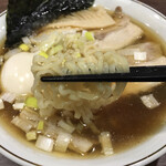 タイジンジャー - 太縮れ麺はモチモチ食べ応えあり