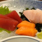 エビフライと定食 うおのぶ食堂 - 刺身3種盛定食1000円。うおのぶ食堂井田南町店(愛知県岡崎市)食彩品館.jp撮影