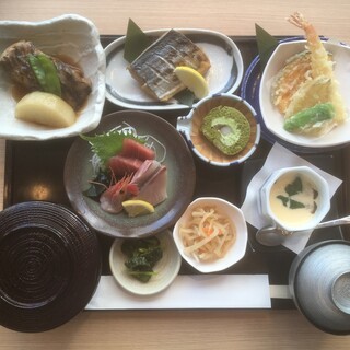 ランチ 三田膳 全10品 2 500円 税込 海鮮問屋 地魚屋 三田 カイセンドンヤジザカナヤ 田町 居酒屋 食べログ