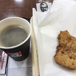 ケンタッキーフライドチキン - 骨なしフライドチキン￥250 と 挽きたてリッチコーヒー￥240…フライドチキンは 揚げたて 熱々をお願いしました╰(*´︶`*)╯♡