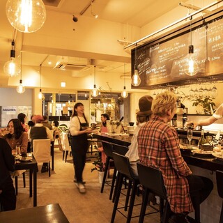 広々とした店内は、ゆったり落ち着いた居心地の良さが◎