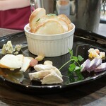 トリワイン ＰＩＫＯＳＨＨＨＵ - 特選チーズ盛