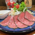 桶家乃隠居 - ローストビーフ新玉ねぎセロリのサラダ