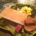 鉄板焼　くたに - お肉レアな感じ