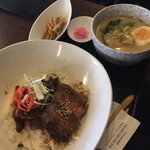 Attaka Ohashi Dainingu Kumagai - ハーフ&ハーフ丼+ハーフラーメン(味噌とんこつ) 820円