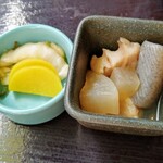 魚沼亭 - お漬物と小鉢　お出汁と大根の旨みが車麩や蒟蒻にしみしみ