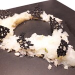 レフェルヴェソンス - 世界を逆から眺めてみたら～アオリイカの刺身とそのイカスミのクリスプ、カリフラワー、熟鮓の「飯」とライム