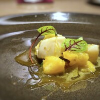 クッチーナ イタリアーナ アメリア - ホタテ、菜花、自家製ドライトマト、オレンジソースで ホタテはレア感が残り甘くて美味しい。オレンジソースとよく合います。