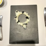 レフェルヴェソンス - 真っ暗な海中を黒いお皿で表現。