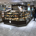 MAISON KAYSER - 店の外観　※対面式のパン屋さん