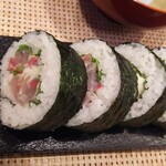 玄海鮨 - カンパチ  白ネギ  大葉  生姜の太巻