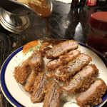 カレー屋アカマル - 豚ヒレカツカレーライス￥１３５０  目玉焼きトッピング￥１５０  炙りチーズトッピング￥１５０