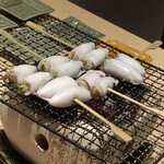 温石 - 豆じんどういか、ヒイカですね、を炭火で炙ります