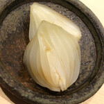 温石 - 新玉葱の蒸し焼き