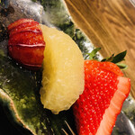 温石 - 一皿目のデザート。メロゴールドのグレープフルーツを除きいずれも地元産