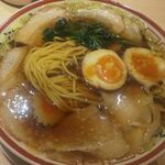 田中そば店 - 黄色い麺と味玉中身