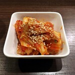 炭火焼肉ふじた - サービスのキムチ。