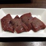 炭火焼肉ふじた - 絶品塩レバー650円。