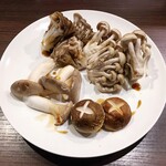 炭火焼肉ふじた - キノコ焼き600円。