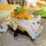 天寿し - 湯引きしたイカ　ウニ　とびこ　かぼす　錦ゴマ