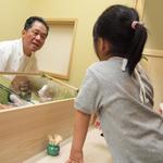 牧山 - ご主人が刺身を引くのを覗き込む娘（承諾済み）