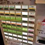 麺屋たつみ 喜心 - この日の麺屋たつみ喜心の店内は激込みで、あまり広くはない店内なのに関わらず
      食券を買うのに10分ほど時間が掛かるくらいに大人気なお店です。