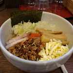 麺屋たつみ 喜心 - 
      早速まぜそばを頂くと、メインの麺は太めで腰があって美味しく
      まぜそばのタレは豚醤油ベースの程よい塩加減の旨味のあるタレがかかり、にんにくチップとチーズが混ざり合って旨みが濃厚で食べやすく美味しい。