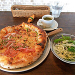 LA FRESCA - ピザのランチ（ハーフ＆ハーフ）
                        カプリチョーザと生ハム