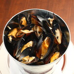 洋風酒場 ぐりるぼんてん - バケツ盛りムール貝