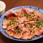 洋風酒場 ぐりるぼんてん - 自家製ローストビーフの卵黄と白いソース