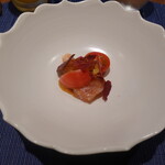 ル クーリュズ - 塩でマリネした三陸の本鱒、キャラウエイラディッシュとクミンのソース、ビーツ