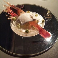 クラフタル - 一品目。ボタン海老 にフロマージュブラン。柑橘で酸味を付けてあります。 え、エビマヨ？