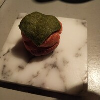クラフタル - キャベツを貼り付けたシュー生地と芝海老。シュー生地にキャベツってダジャレかい！
