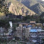 HOSHINOYA Guguan - 山の中腹に「星のや グーグァン」が見えます