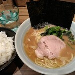 横浜ラーメン 渡来武 - ラーメン並＋無料ライス 大