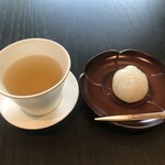 HOSHINOYA Guguan - お着きのお茶(玄米茶)と水菓子