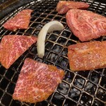 味都苑 - 右がカルビ左がロース