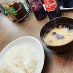 ビーフインパクト - 味噌汁とご飯