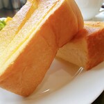 ヤッセコーヒー - トーストの厚みがすごい