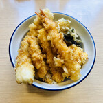 天丼・天ぷら本舗 さん天 - 約5分で着丼、9種類あるので色んな味と食感が楽しめる。