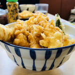 天丼・天ぷら本舗 さん天 - 海老、ちくわ、半熟玉子、鶏天、チーズ、オクラ、南瓜、蓮根、椎茸やったかな。
