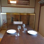 アロマフレスカ - 玄関すぐ脇  大きなテーブルに二人〜☆窓からは 熱海の海    贅沢な空間