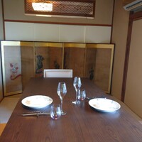 アロマフレスカ 熱海林ガ丘 - 玄関すぐ脇  大きなテーブルに二人〜☆窓からは 熱海の海    贅沢な空間