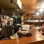 酒とめし 開放弦 - Ｌ字型のカウンター席