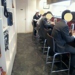 烈志笑魚油 麺香房 三く - 店内・カウンター席の一例