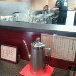烈志笑魚油 麺香房 三く - 店内・厨房の一例