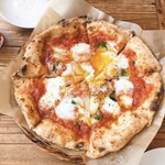 ユサンピザ - チーノ農園さんのチャボの卵とオーガニックトマト、木次乳業のモッツァレラのピッツァ　1,580円